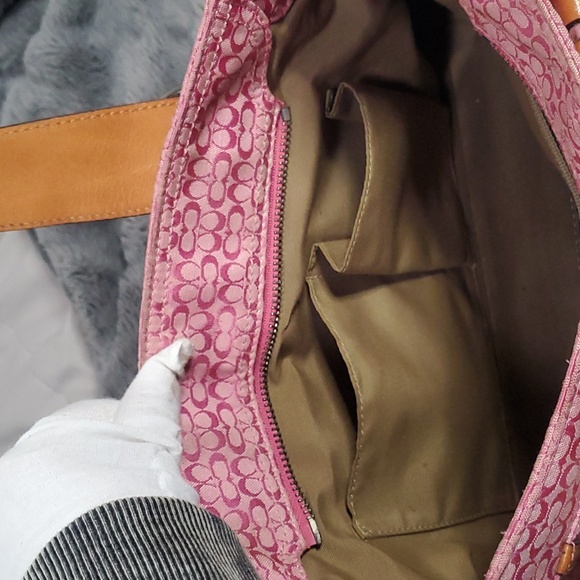 Signature Coach - Picture 11 of 14